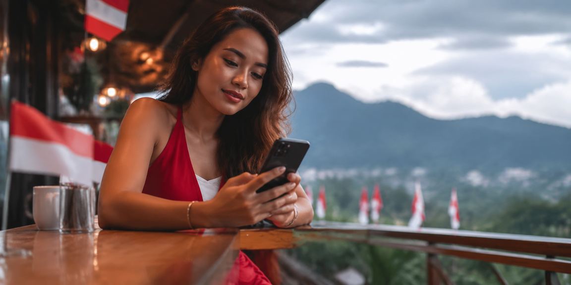 Pengguna menghubungi dukungan talas69 lewat laptop dan ponsel secara bersamaan